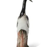 A LARGE CHINESE EXPORT PORCELAIN MODEL OF A CRANE - фото 2