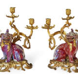A PAIR OF FRENCH ORMOLU-MOUNTED CHINESE PORCELAIN THREE-LIGHT CANDELABRA - фото 2