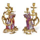 A PAIR OF FRENCH ORMOLU-MOUNTED CHINESE PORCELAIN THREE-LIGHT CANDELABRA - Foto 3