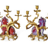 A PAIR OF FRENCH ORMOLU-MOUNTED CHINESE PORCELAIN THREE-LIGHT CANDELABRA - Foto 5