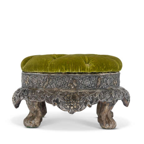 A PAIR OF INDIAN PARCEL-GILT SILVER-MOUNTED FOOTSTOOLS - фото 5