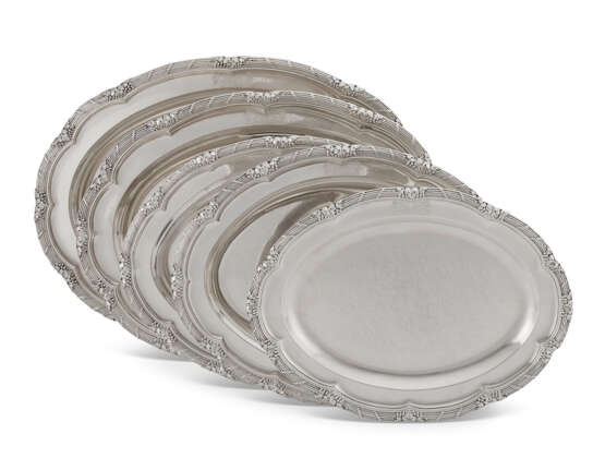A SET OF FIVE GEORGE III SILVER MEAT DISHES - фото 1