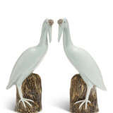 A PAIR OF CHINESE EXPORT PORCELAIN PALE CELADON MODELS OF CRANES - фото 2