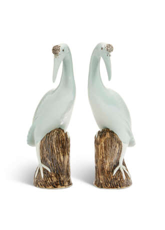A PAIR OF CHINESE EXPORT PORCELAIN PALE CELADON MODELS OF CRANES - photo 3