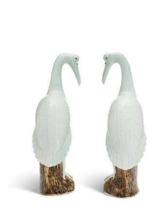 A PAIR OF CHINESE EXPORT PORCELAIN PALE CELADON MODELS OF CRANES - фото 4