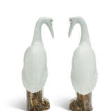 A PAIR OF CHINESE EXPORT PORCELAIN PALE CELADON MODELS OF CRANES - фото 4