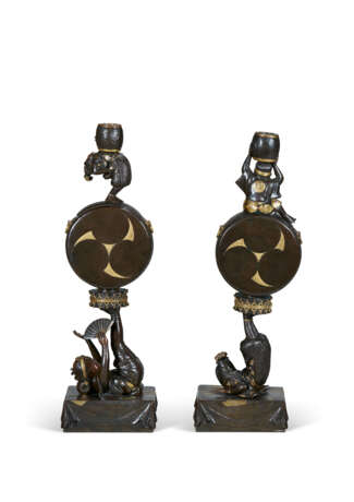 A PAIR OF JAPANESE BRONZE CANDLESTICKS - фото 3