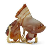 A GOLD AND DIAMOND-MOUNTED AGATE ANGEL FISH - фото 1