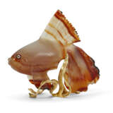 A GOLD AND DIAMOND-MOUNTED AGATE ANGEL FISH - Foto 3