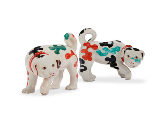A PAIR OF JAPANESE EXPORT ARITA PORCELAIN MODELS OF PUPPIES - photo 1