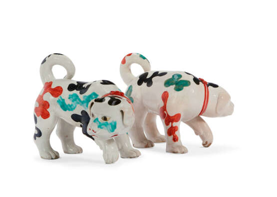 A PAIR OF JAPANESE EXPORT ARITA PORCELAIN MODELS OF PUPPIES - photo 2