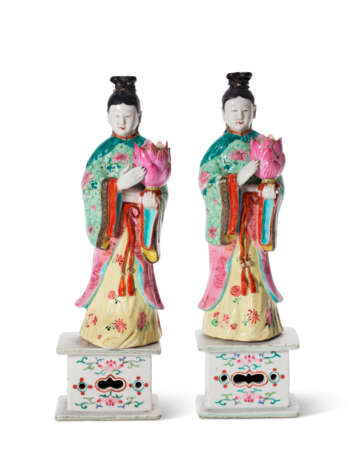 A PAIR OF CHINESE EXPORT PORCELAIN FAMILLE ROSE COURT LADY CANDLEHOLDERS - photo 1
