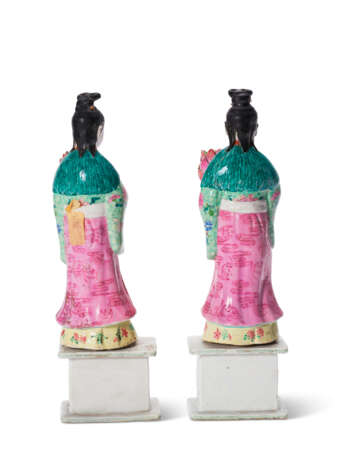 A PAIR OF CHINESE EXPORT PORCELAIN FAMILLE ROSE COURT LADY CANDLEHOLDERS - фото 3