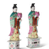 A PAIR OF CHINESE EXPORT PORCELAIN FAMILLE ROSE COURT LADY CANDLEHOLDERS - фото 5