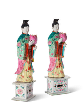 A PAIR OF CHINESE EXPORT PORCELAIN FAMILLE ROSE COURT LADY CANDLEHOLDERS - photo 5