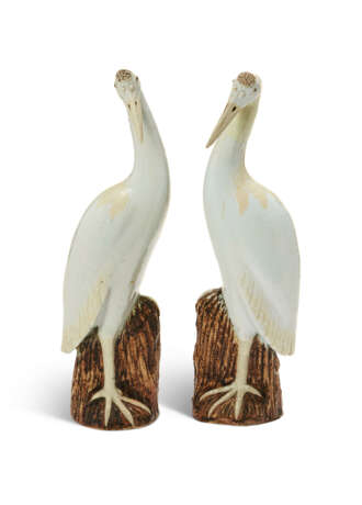 A LARGE PAIR OF CHINESE EXPORT PORCELAIN MODELS OF CRANES - фото 2