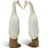 A LARGE PAIR OF CHINESE EXPORT PORCELAIN MODELS OF CRANES - Foto 3