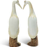 A LARGE PAIR OF CHINESE EXPORT PORCELAIN MODELS OF CRANES - фото 3