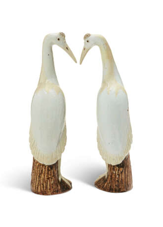 A LARGE PAIR OF CHINESE EXPORT PORCELAIN MODELS OF CRANES - фото 3