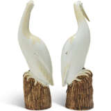 A LARGE PAIR OF CHINESE EXPORT PORCELAIN MODELS OF CRANES - Foto 4