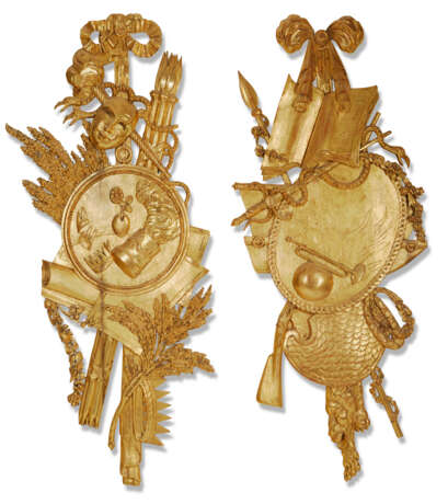 A PAIR OF ITALIAN GILTWOOD TROPHIES - фото 1