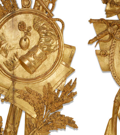 A PAIR OF ITALIAN GILTWOOD TROPHIES - фото 2