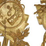 A PAIR OF ITALIAN GILTWOOD TROPHIES - photo 2