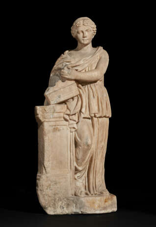 A ROMAN MARBLE FIGURE OF THE MUSE ERATO OR TERPSICHORE - фото 1