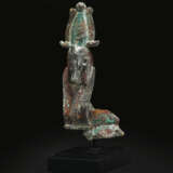 AN EGYPTIAN BRONZE ATUM IN THE FORM OF A HUMAN-HEADED SERPENT - Foto 1