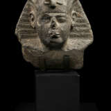 AN EGYPTIAN GRANITE PORTRAIT HEAD OF A PHARAOH - фото 1