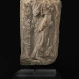 A ROMAN MARBLE ARCHAISTIC RELIEF WITH LETO - Foto 2