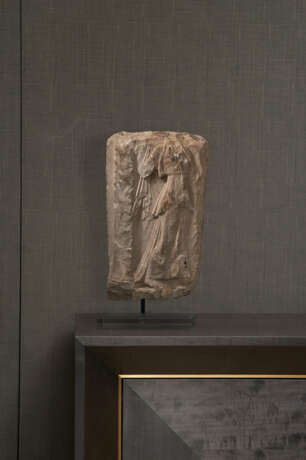A ROMAN MARBLE ARCHAISTIC RELIEF WITH LETO - Foto 3