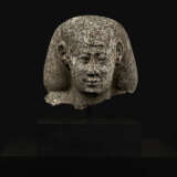AN EGYPTIAN GRANITE PORTRAIT HEAD OF A MAN - фото 1