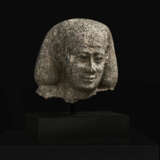 AN EGYPTIAN GRANITE PORTRAIT HEAD OF A MAN - Foto 2