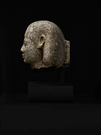 AN EGYPTIAN GRANITE PORTRAIT HEAD OF A MAN - Foto 4