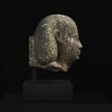AN EGYPTIAN GRANITE PORTRAIT HEAD OF A MAN - фото 5