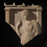 AN ATTIC MARBLE STELE FOR MEDEIA - Foto 1