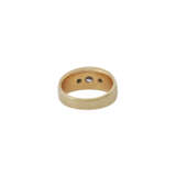 Bandring mit Brillant ca. 1 ct flankiert von 2 kleinen Smaragden, - photo 4