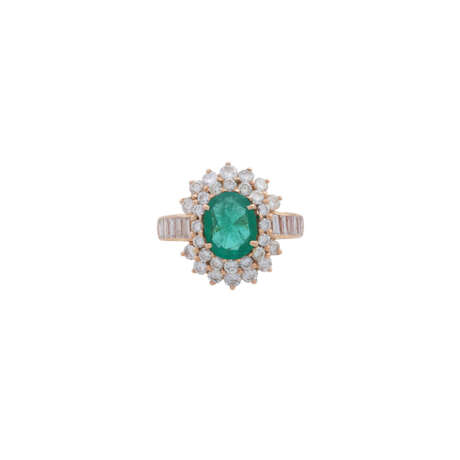 Ring mit Smaragd ca. 1,6 ct und Diamanten zus. ca. 1,9 ct, - photo 2