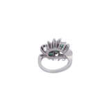 Ring mit 3 Smaragden und Diamanten von zus. ca. 0,4 ct, - Foto 4