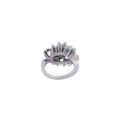 Ring mit 3 Smaragden und Diamanten von zus. ca. 0,4 ct, - Foto 4