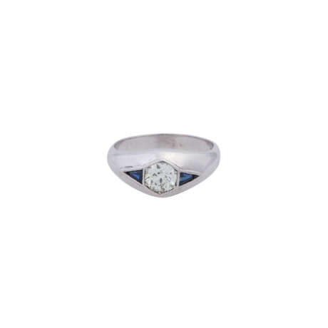 Ring mit Altschliffdiamant von ca. 0,73 ct flankiert von 2 Saphirtriangeln, - фото 2