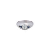Ring mit Altschliffdiamant von ca. 0,73 ct flankiert von 2 Saphirtriangeln, - photo 2