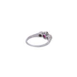 Ring mit Rubin und 2 Diamanten im Übergangsschliff zus. ca. 0,3 ct, - photo 3