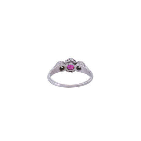 Ring mit Rubin und 2 Diamanten im Übergangsschliff zus. ca. 0,3 ct, - photo 4