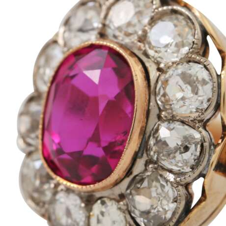 Ring mit synthetischem Rubin umkränzt von 11 Altschliffdiamanten, - Foto 5