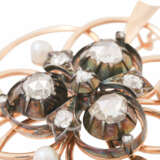 Brosche mit Diamanten von zus. ca. 1,8 ct und 3 Perlen, - Foto 5