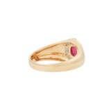 Ring mit Rubin und Diamanten zus. ca. 0,3 ct, - фото 3