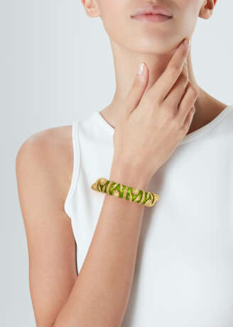 TIFFANY & CO., JEAN SCHLUMBERGER ENAMEL AND GOLD 'CONES AND V'S' BANGLE BRACELET - Foto 2