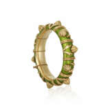 TIFFANY & CO., JEAN SCHLUMBERGER ENAMEL AND GOLD 'CONES AND V'S' BANGLE BRACELET - Foto 3